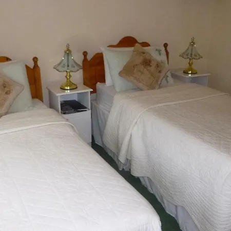 Maple House Bed and Breakfast 3*